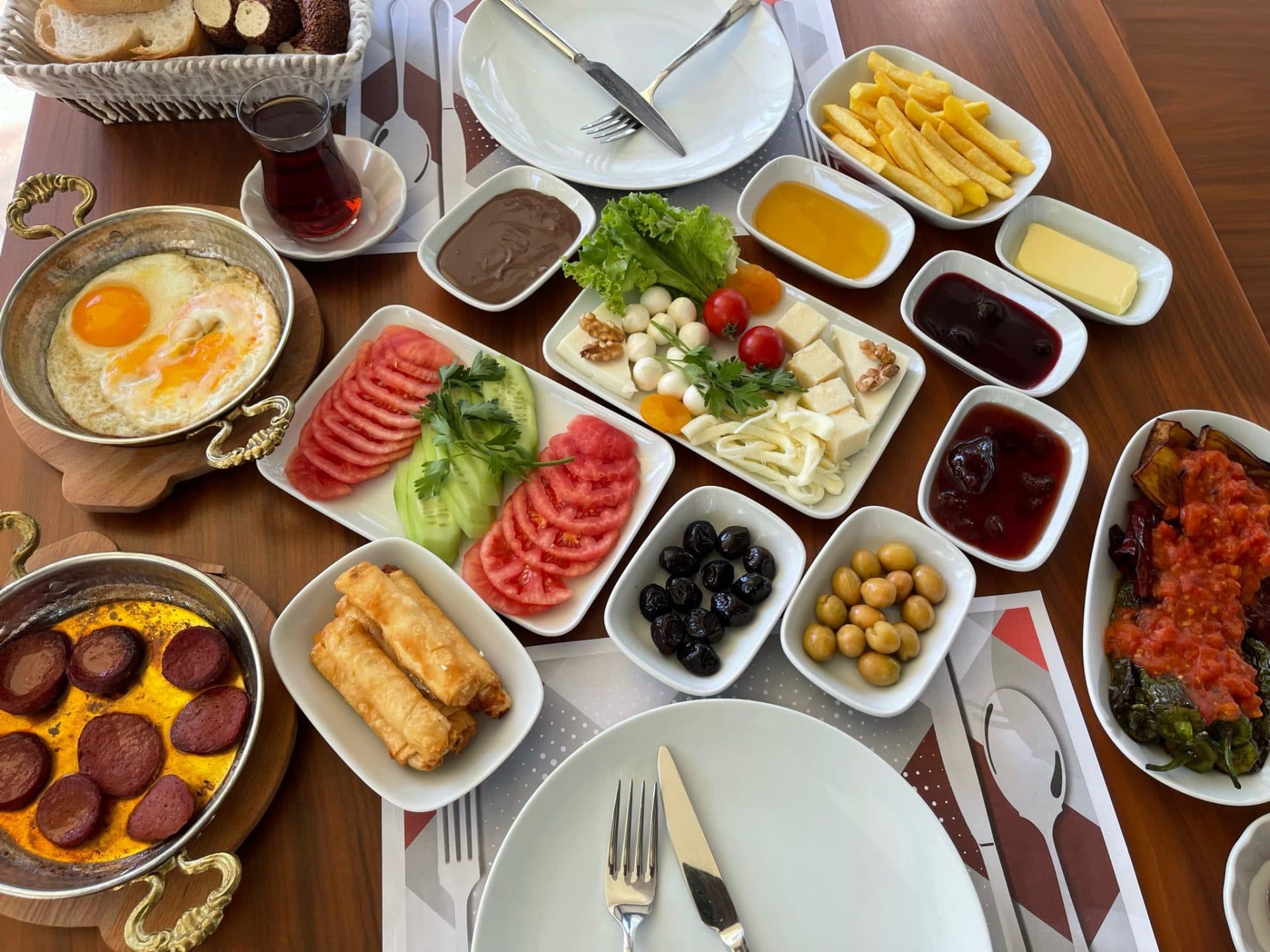 Düzce'de serpme kahvaltı sofrası